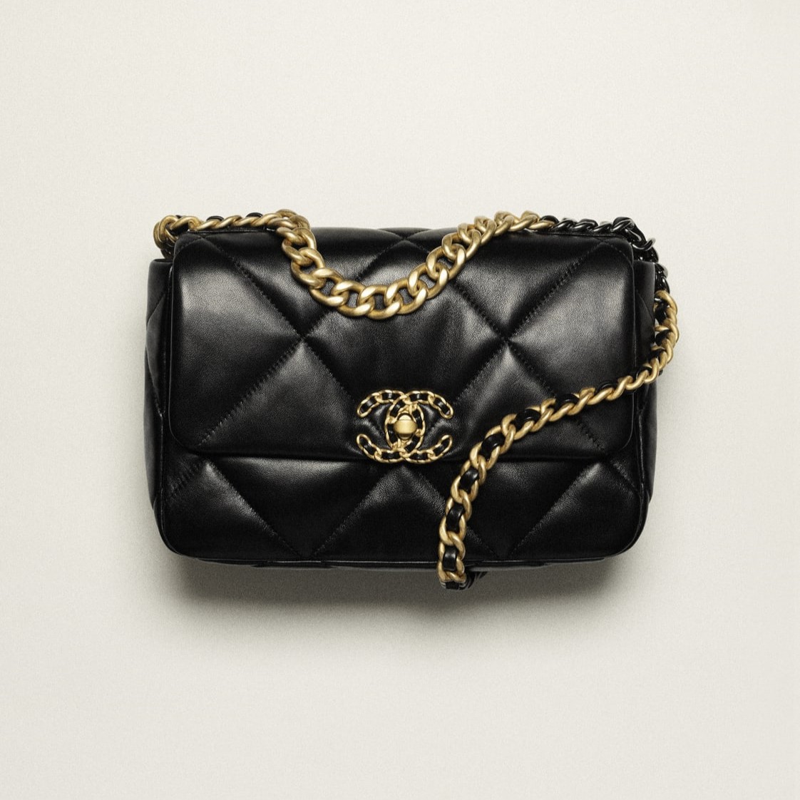 SOFT FLAP BAG, SHINY LAMBSKIN – BLACK
