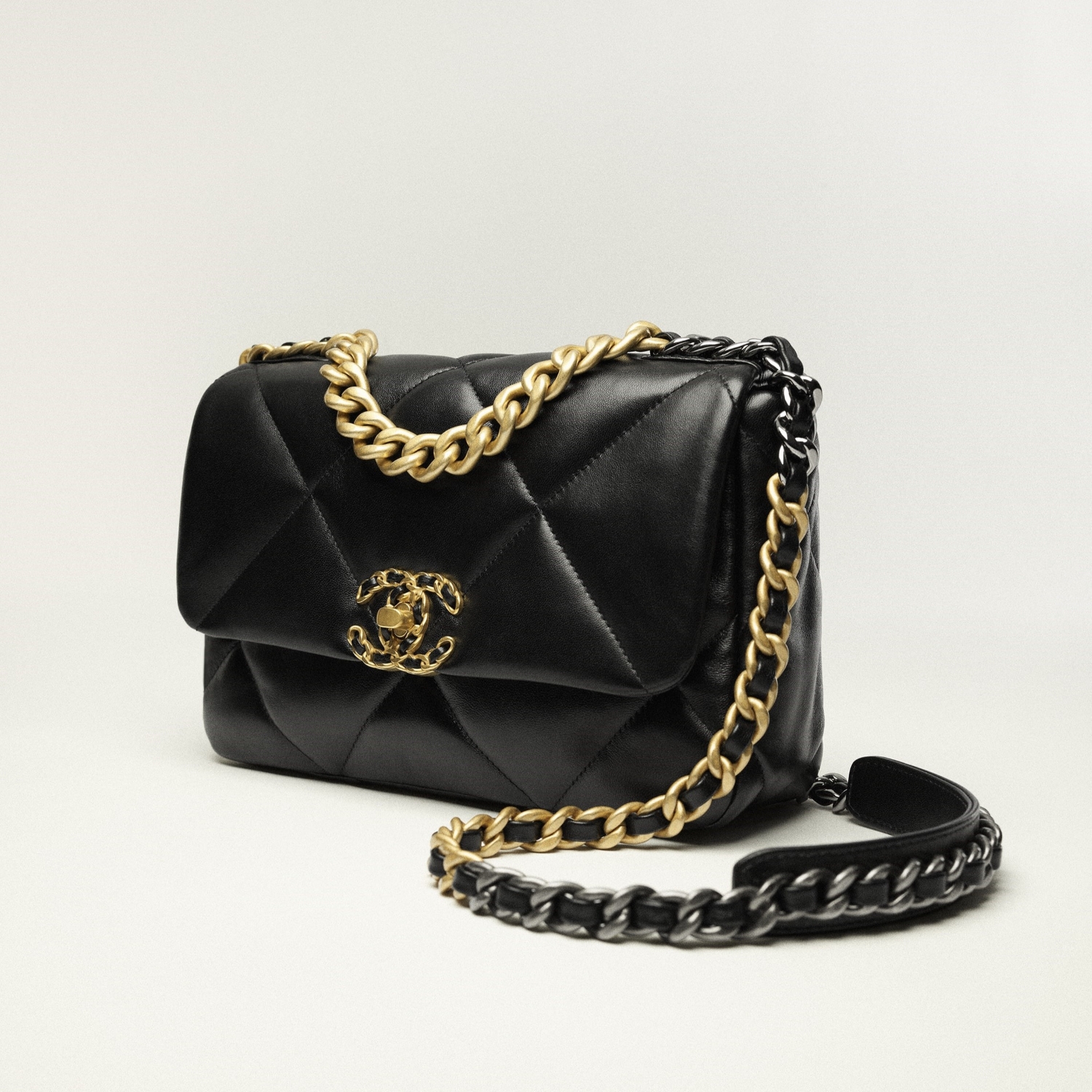 SOFT FLAP BAG, SHINY LAMBSKIN – BLACK