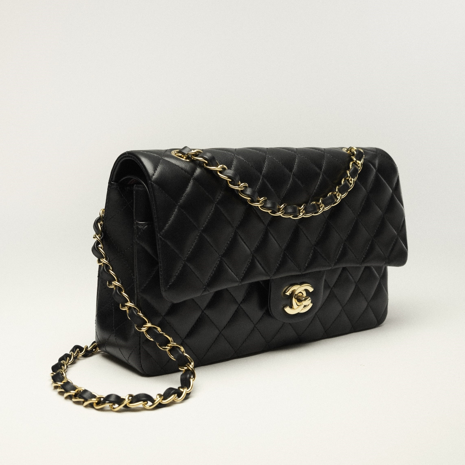 CLASSIC HANDBAG, LAMBSKIN – BLACK
